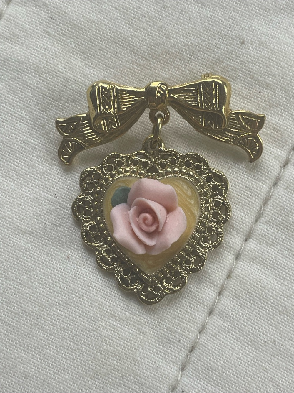 VTG 1928 Brand Gold Bow Heart Pendant Brooch Pin w/ Pink Porcelain Rose